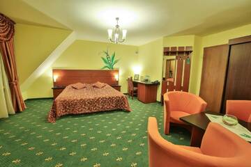 Фото номера Улучшенный двухместный номер с 1 кроватью Отель Hotel Wiosna г. Рабка 4